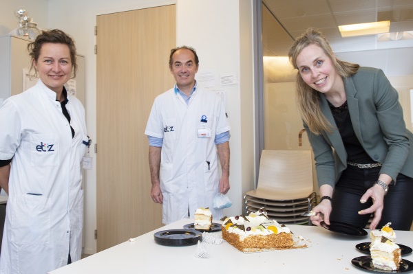 Physician assistant Jannie Nooijen, neurochirurg Paul Depauw en verpleegkundige Ingrid van Vugt (r.) vieren de ingebruikname van het nieuwe zorgpad.  FOTO: ETZ Fotografie & Film I Maria van der Heyden