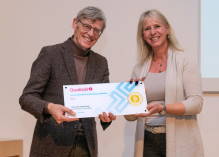 ETZ-bestuursvoorzitter Bart Berden en Ellen Joan van Vliet tonen de plaquette van Qualicor Europe. FOTO‘S: ETZ/Ellen den Ouden