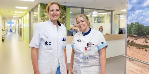 Janneke Ham (links) en Lara van de Pol (rechts).