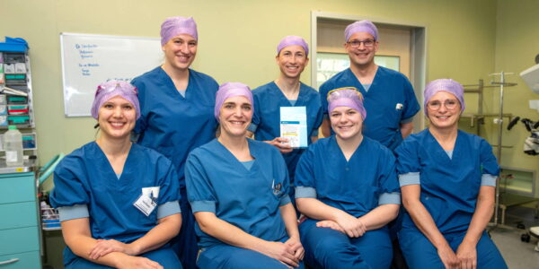 Het ETZ-operatieteam dat met neurochirurg Wouter Verfaillie (staand, midden) de nieuwe neurostimulator voor het eerst bij een patiënte heeft geplaatst, in combinatie met een nieuwe chirurgische elektrode. FOTO: ETZ/Ellen den Ouden.