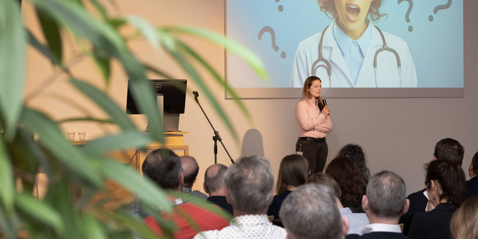 ETZ-intensivist en AI-specialist Jessica Workum spreekt tijdens de aftrap van het opleidingsprogramma. Foto: ETZ/Maria van der Heyden