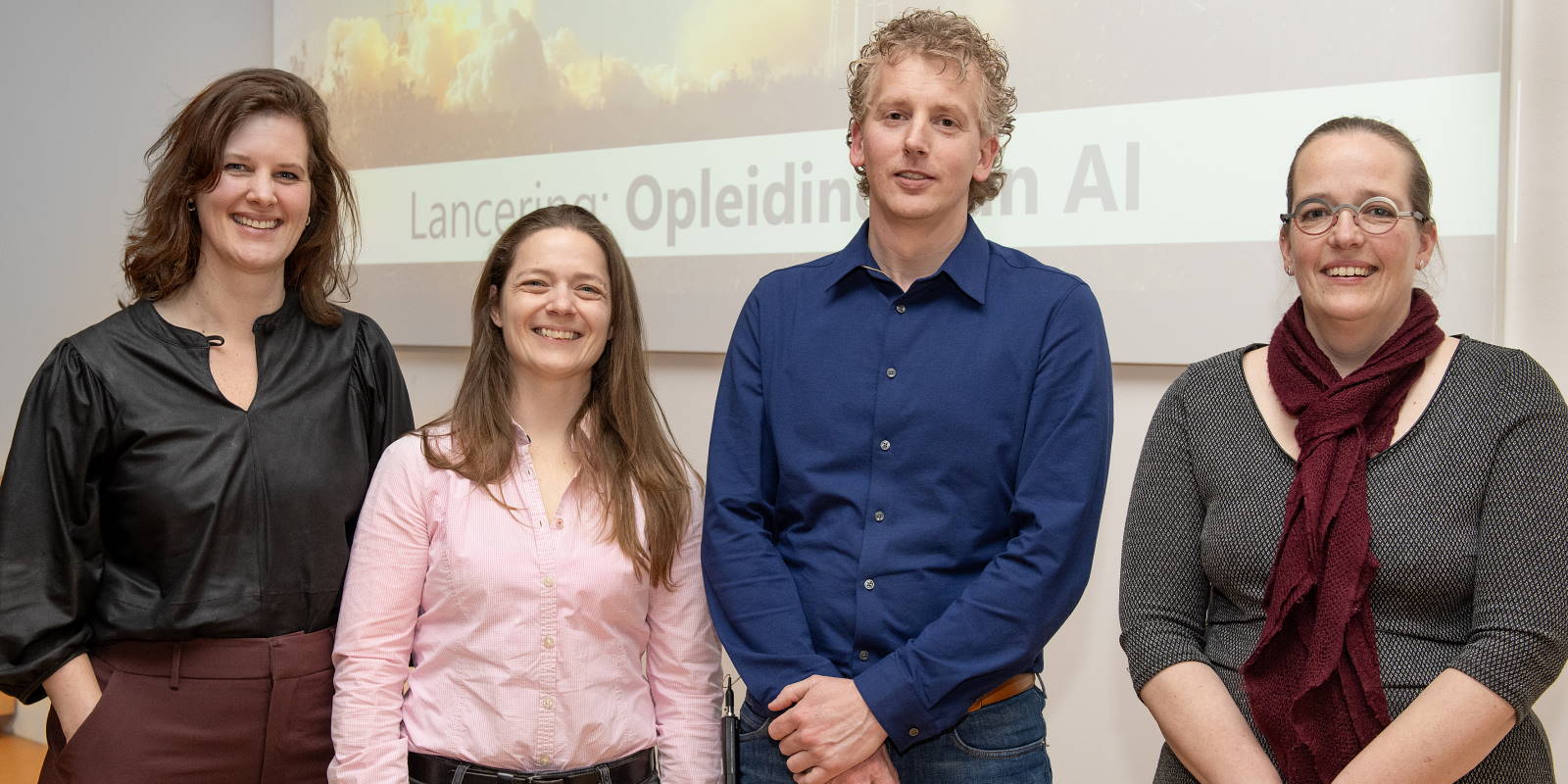 De initiatiefnemers voor het AI-opleidingsprogramma (v.l.n.r.): Ellen Geerts (JADS), Jessica Workum (ETZ), Paul van Leest (ETZ) en Danielle Sent (JADS). Foto: ETZ/Maria van der Heyden