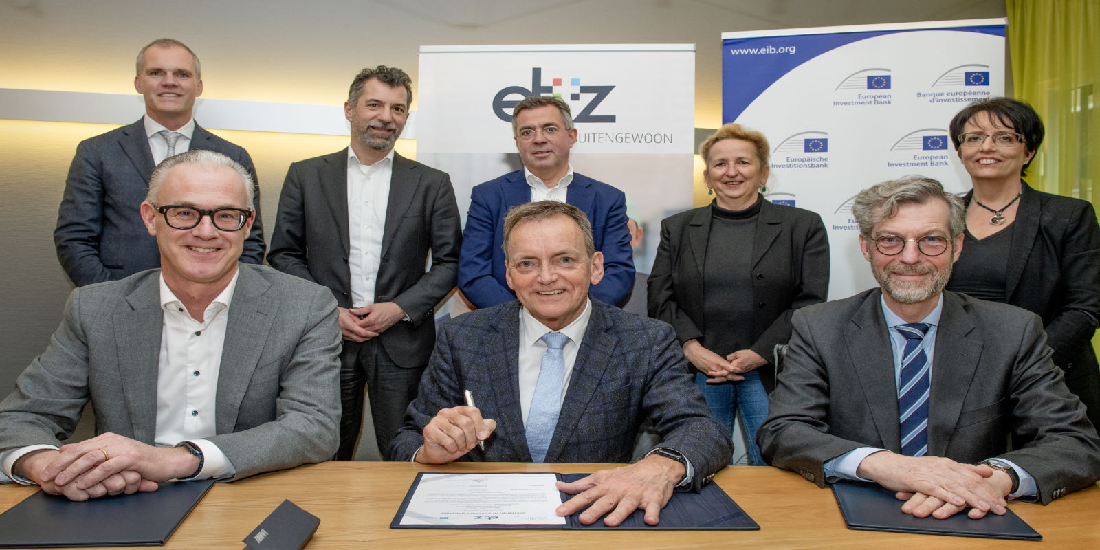 De kredietovereenkomst wordt ondertekend door (v.l.n.r.) Rob Schreppers (BNG Bank), Gerard van Berlo (ETZ) en Robert de Groot (EIB). FOTO: ETZ/Maria van der Heyden.