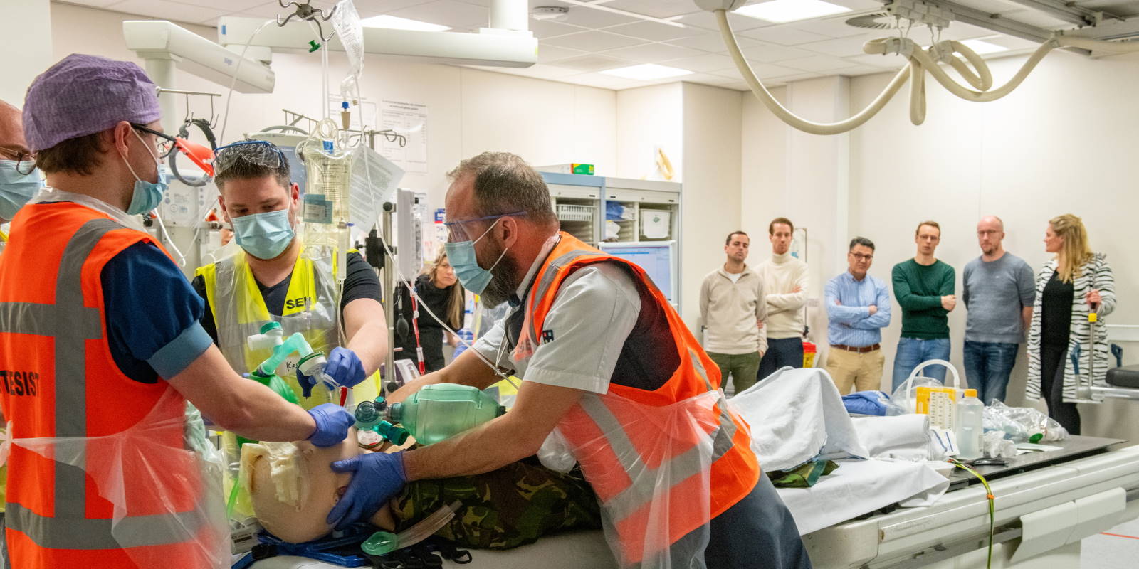 Het traumateam van het ETZ oefent onder toeziend oog van de collega’s van Radboudumc een complexe casus. Foto's: ETZ/Ellen den Ouden