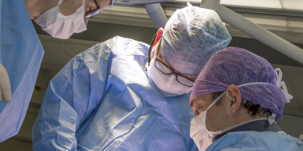 2 chirurgen voeren een operatie uit - close-up chirurgen