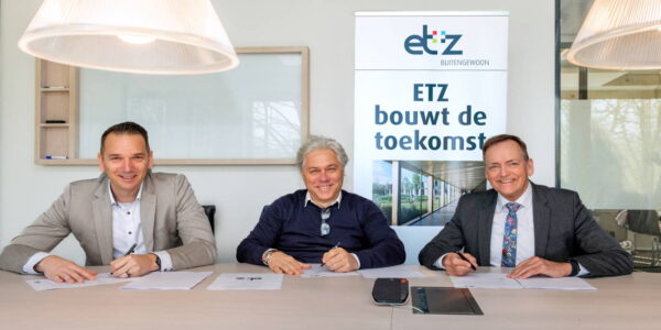 De overeenkomst wordt getekend door (v.l.n.r.) Edwin Hovius (directeur, ULC Installatietechniek), Geert Hurks (algemeen directeur, Hurks) en Gerard van Berlo (Raad van Bestuur, ETZ). Foto: ETZ/Ellen den Ouden.