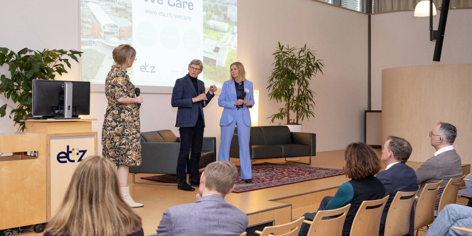Bestuursvoorzitter Bart Berden van het ETZ en Jantine Schuit (r.), Vice Rector Magnificus van TiU, lichten de samenwerking toe. Foto: ETZ/Maria van der Heyden