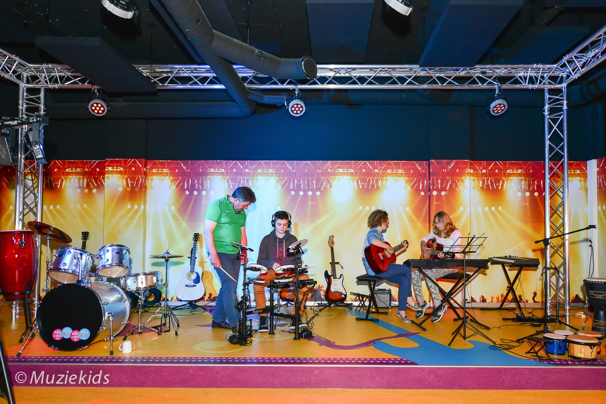 Kinderen hebben veel plezier in de Guus Meeuwis Muziekids Studio