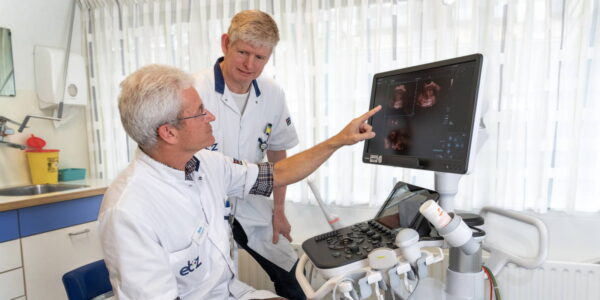 Gynaecoloog Focco Boekkooi (l.) en medisch technoloog Peter Croes zijn zeer te spreken over het haarscherpe beeld van het nieuwe echoapparaat. Foto: ETZ/Ellen den Ouden.