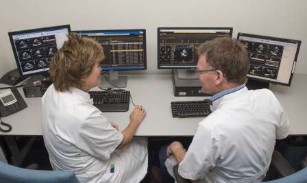 Echocardiografie-arts Wonnink beoordeelt echobeelden met een van de cardiologen.