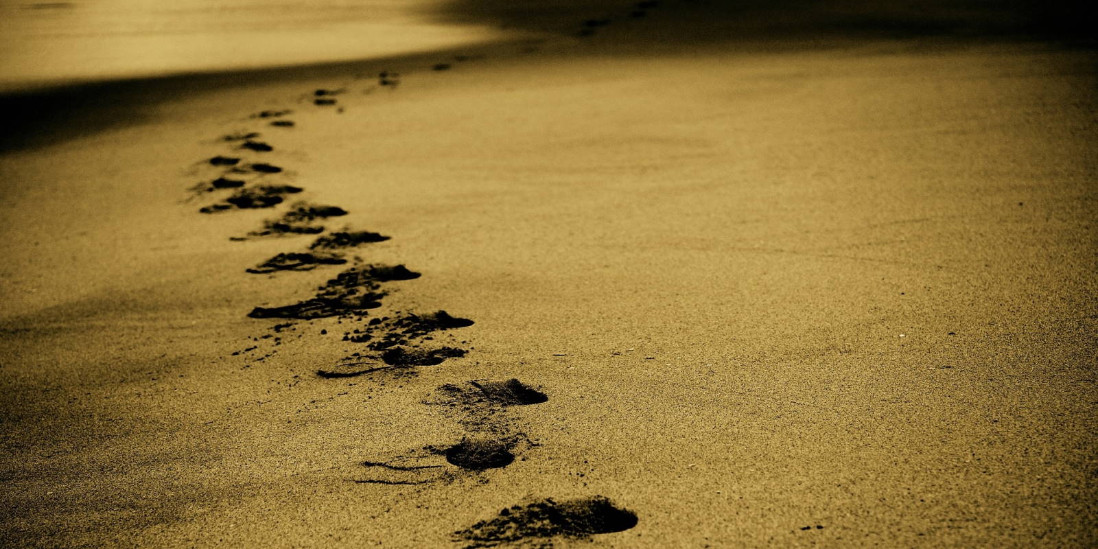 Voetstappen in zand