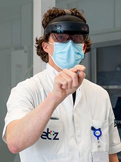 Chirurg Jan Heyligers in aktie met de Hololens