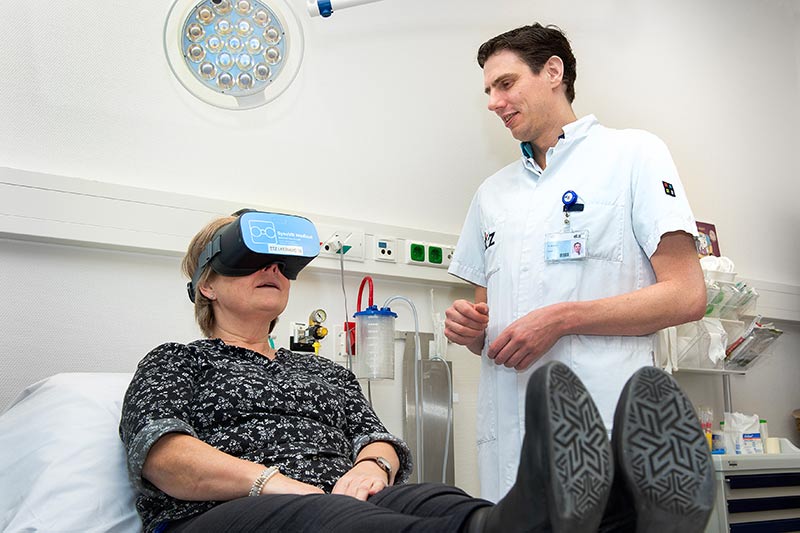 Patiënt met VR-bril Patiënt met VR-bril