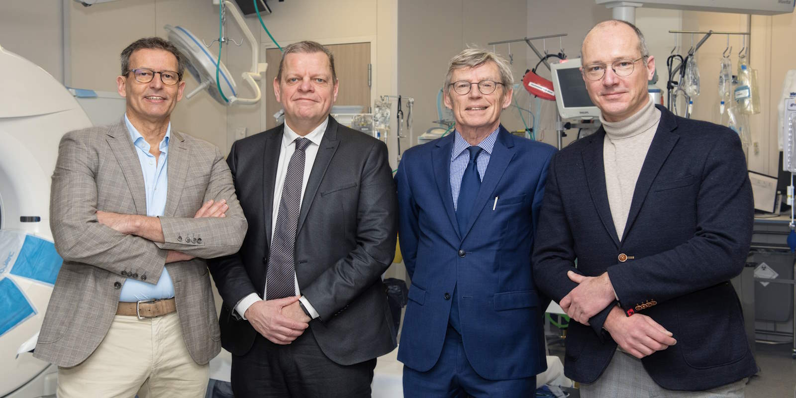  Op de foto staan (v.l.n.r.) traumachirurg Stefan van Zutphen, Nardo van der Meer (bestuursvoorzitter Catharina Ziekenhuis), Bart Berden (bestuursvoorzitter ETZ) en cardiothoracaal chirurg Niels Verberkmoes. FOTO: ETZ/Maria van der Heyden