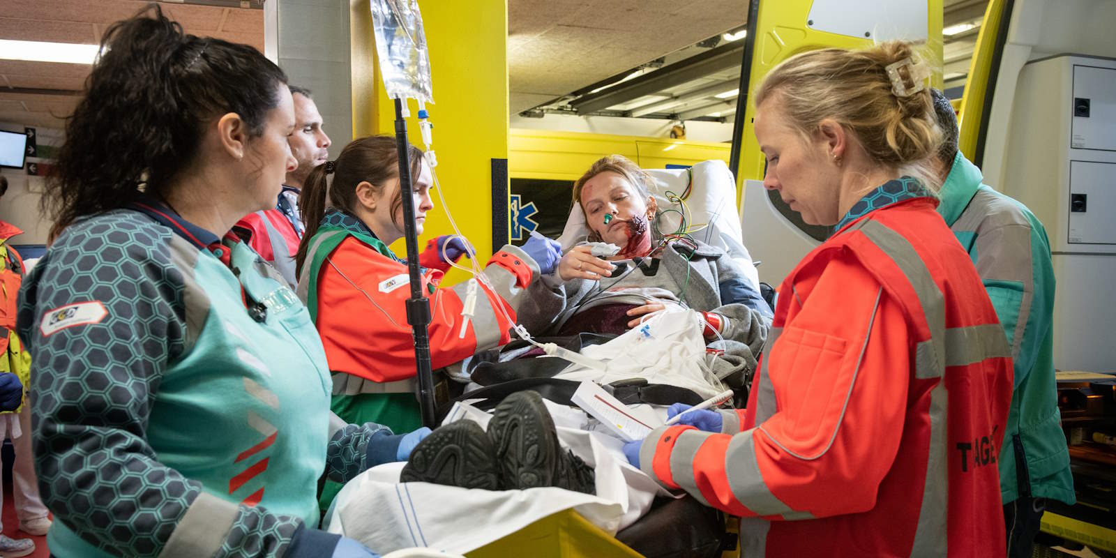 ETZ-zorgverleners nemen tijdens de oefening een patiënt over. Foto: ETZ/Ellen den Ouden.