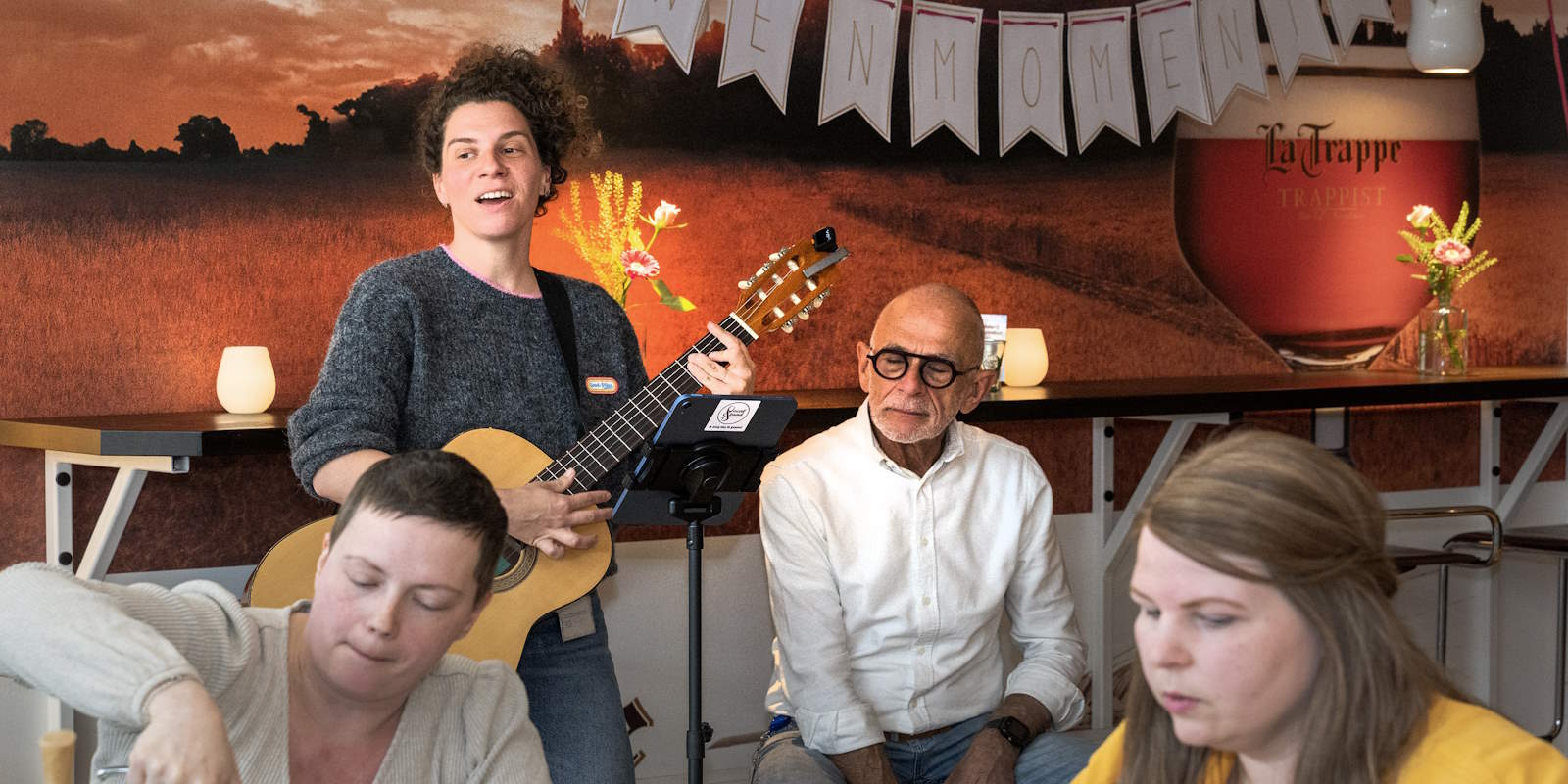 De muziekstudio van het ETZ speelde muziek tijdens de high tea.