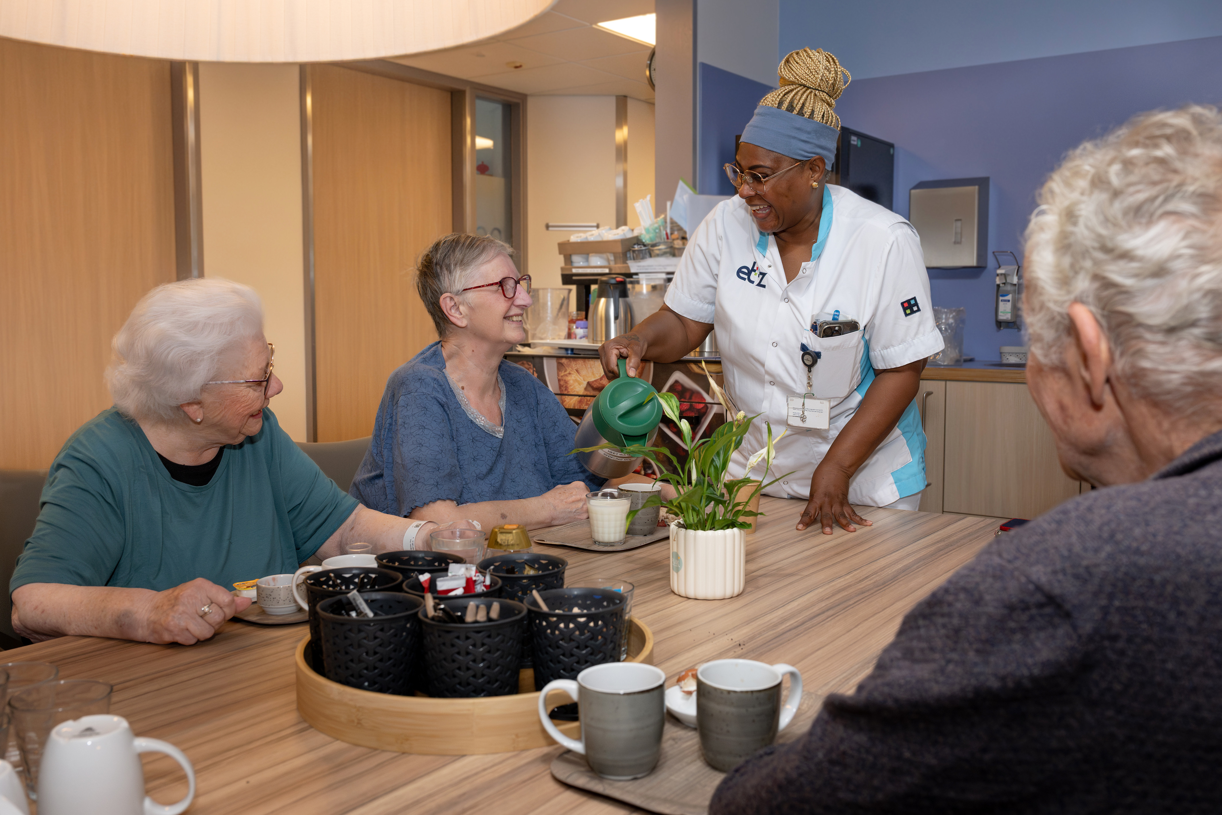 mobiele patiënten eten zelfstandig in woonkamer, uit bed