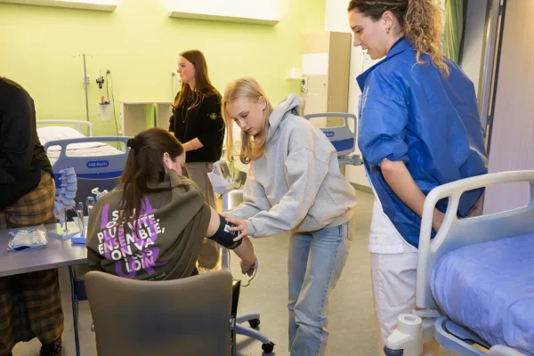 De leerlingen kregen de kans om te oefenen met reanimeren, hechten en bloedprikken