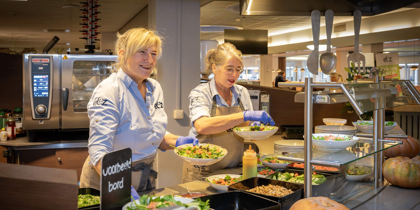 In het personeelsrestaurant bereiden ze een gezond gerecht.