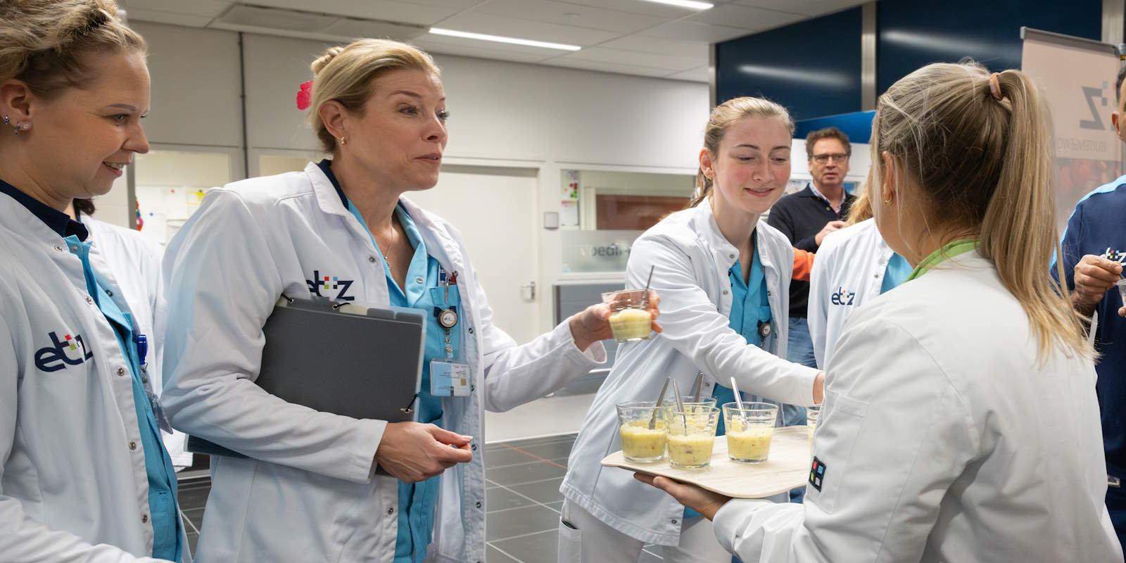 De centrale keuken geeft een proeverij van het voedingsconcept voor patiënten.