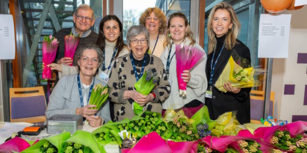 In de hoofdgang van ETZ Elisabeth worden op donderdag 29 januari bosjes hyacinten verkocht. De opbrengst komt ten goede aan verbeterde zorg en wetenschappelijk onderzoek.