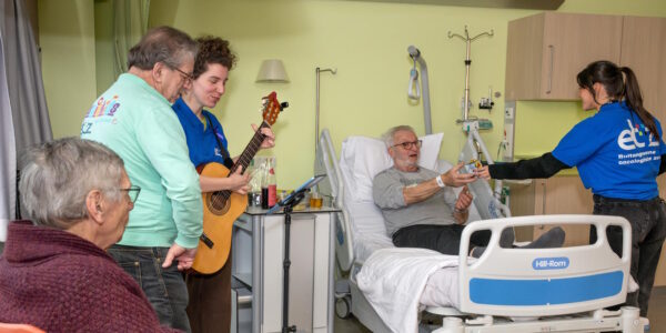 Patiënten die opgenomen zijn op oncologische afdelingen krijgen kleine cadeautjes en kunnen genieten van muziek.