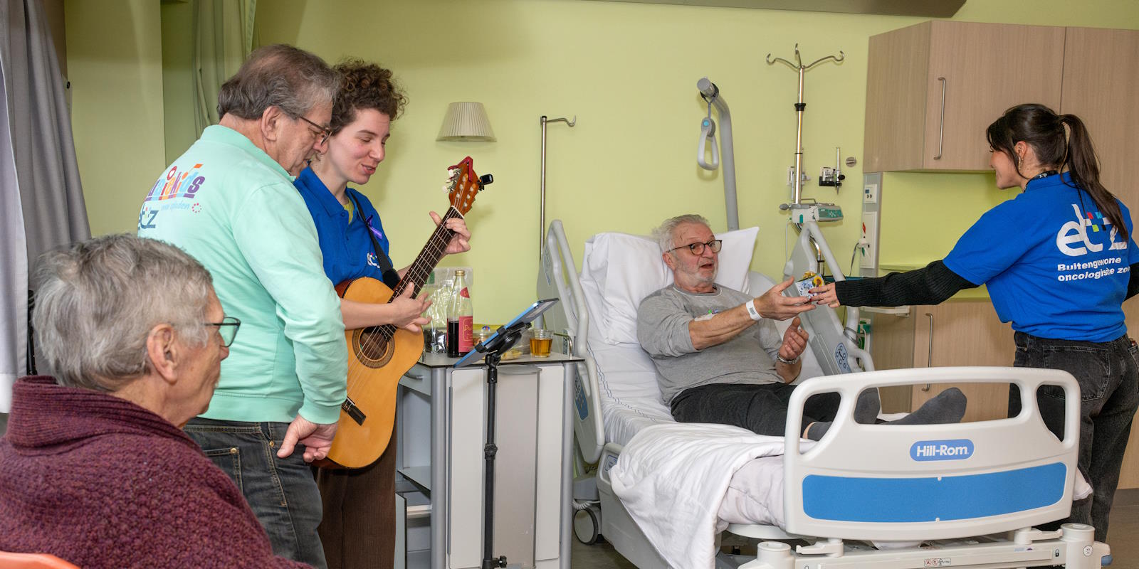 Patiënten die opgenomen zijn op oncologische afdelingen krijgen kleine cadeautjes en kunnen genieten van muziek.
