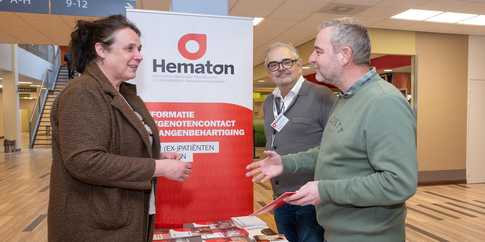 Er zijn diverse informatiestandjes in de centrale hal van locatie ETZ Elisabeth.