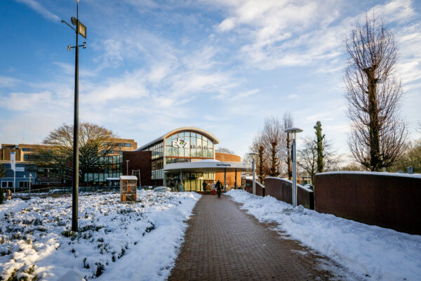 De hoofdingang van locatie ETZ Elisabeth, omgeven door sneeuw.