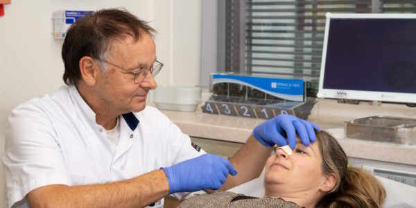 KNO-arts Arvid Kropveld zet een neus recht.