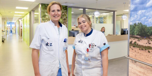 Janneke Ham (links) en Lara van de Pol (rechts).