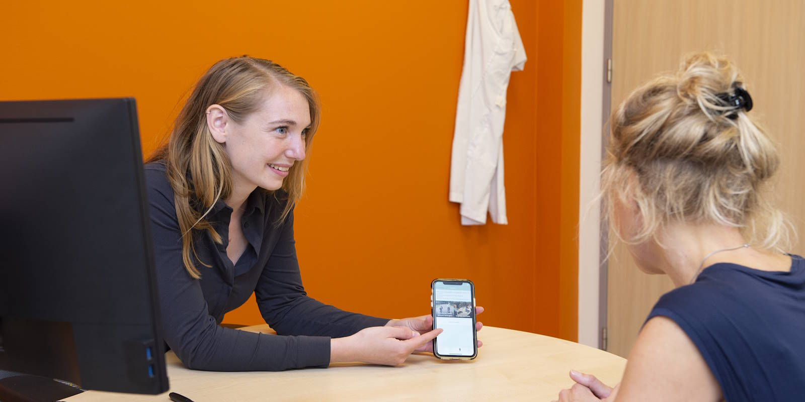 Iris Bras laat de Goings-On app zien aan een patiënt.