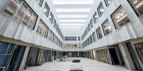 Het atrium met glazen dak, met aan de zijkanten de patiëntenkamers van de Eerste Hart Hulp en de Spoedeisende Hulp.