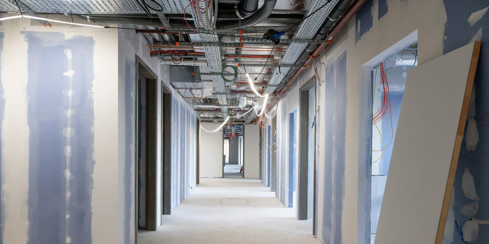 Gang met spreekkamers van de huisartsen van de huisartsenspoedpost PrimaCura.