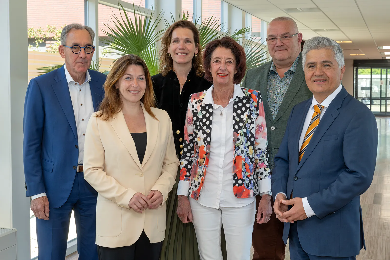 Van links naar rechts: De heer drs. D.W. (David) Voetelink, voorzitter, mevrouw prof. dr. I.W.C.M. (Irmgard) Borghouts, mevrouw dr. W.M.U. (Helma) van Grevenstein-Teeuwen, mevrouw mr. W.R. (Willemien) Kastelein, de heer drs. W.B.J. (Wouter) van Soest en de heer drs. U. (Ugur) Pekdemir MPA Van links naar rechts: De heer drs. D.W. (David) Voetelink, voorzitter, mevrouw prof. dr. I.W.C.M. (Irmgard) Borghouts, mevrouw dr. W.M.U. (Helma) van Grevenstein-Teeuwen, mevrouw mr. W.R. (Willemien) Kastelein, de heer drs. W.B.J. (Wouter) van Soest en de heer drs. U. (Ugur) Pekdemir MPA
