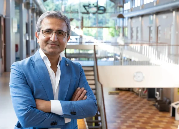 Dr. Bachtiar Burhani poseert in het ziekenhuis