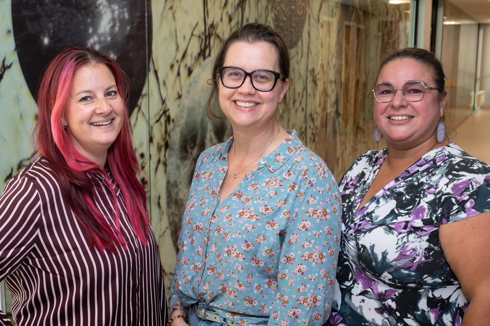 Masha van Leent, Franka Linders en Deniece Washington lachen in de camera